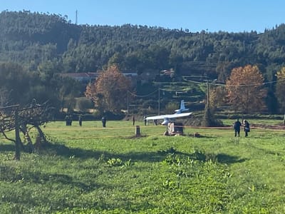 Avioneta faz aterragem de emergência em campo agrícola de Santo Tirso. Ocupantes saíram ilesos - TVI