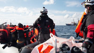 Mais de 400 migrantes resgatados do mar começam a desembarcar em Itália - TVI