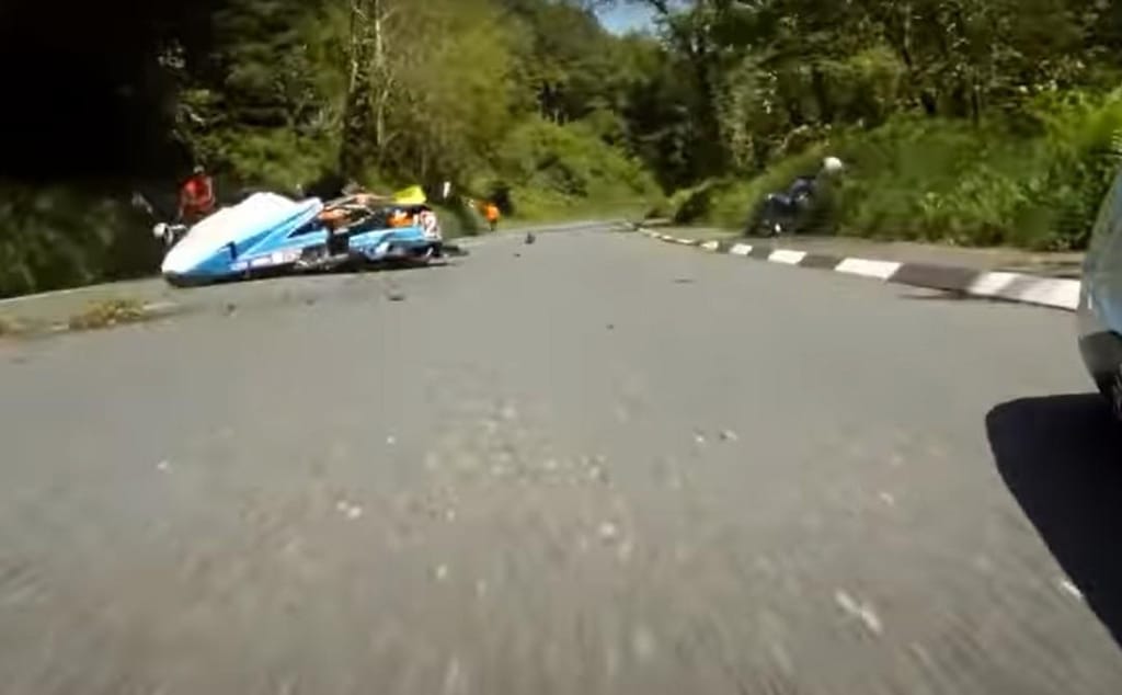 Acidente em corrida Sidecar TT na Ilha de Man (captura YouTube «3 Wheeling»)