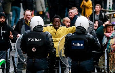 Covid-19: 44 manifestantes detidos e três polícias feridos em protesto que juntou milhares em Bruxelas - TVI