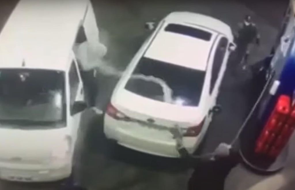 Automobilista defende-se de assalto (reprodução YouTube)