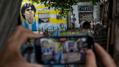 Da humilde Villa Fiorito a Nápoles: as homenagens a Diego Maradona - TVI