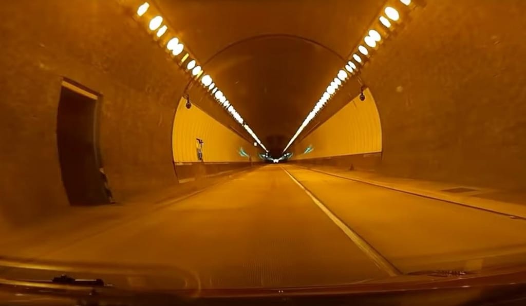Ferrari F355 acelera dentro de túnel (captura YouTube)