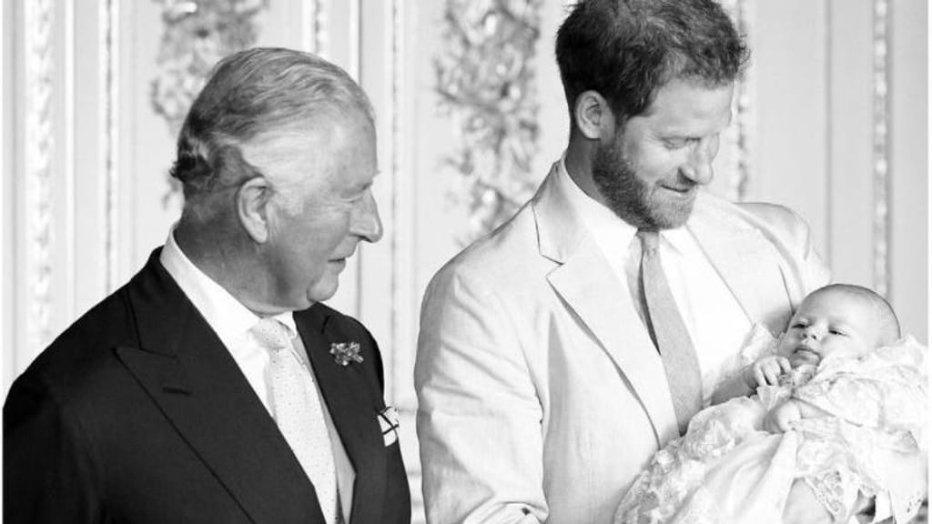 Príncipe Carlos, Príncipe Harry e Archie (SussexRoyal/Instagram)
