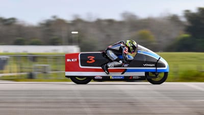 VÍDEO: Biaggi atinge 456 km/h e bate recorde mundial em moto elétrica - TVI