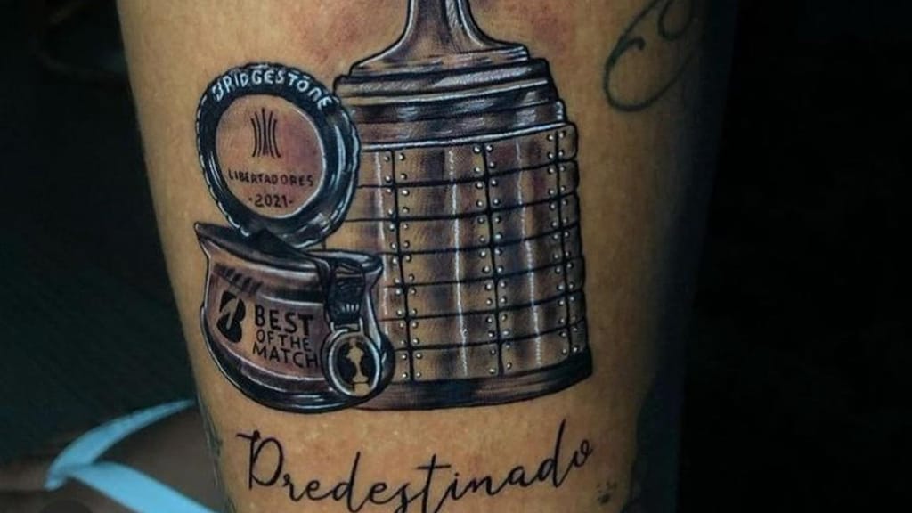 Deyverson tatuou a Taça Libertadores numa perna