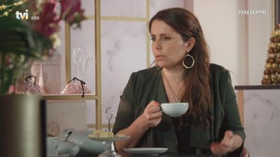 Felícia fica indignada com Antónia: «O teu filho está preso e tu estás preocupada com a tua reputação?» - TVI