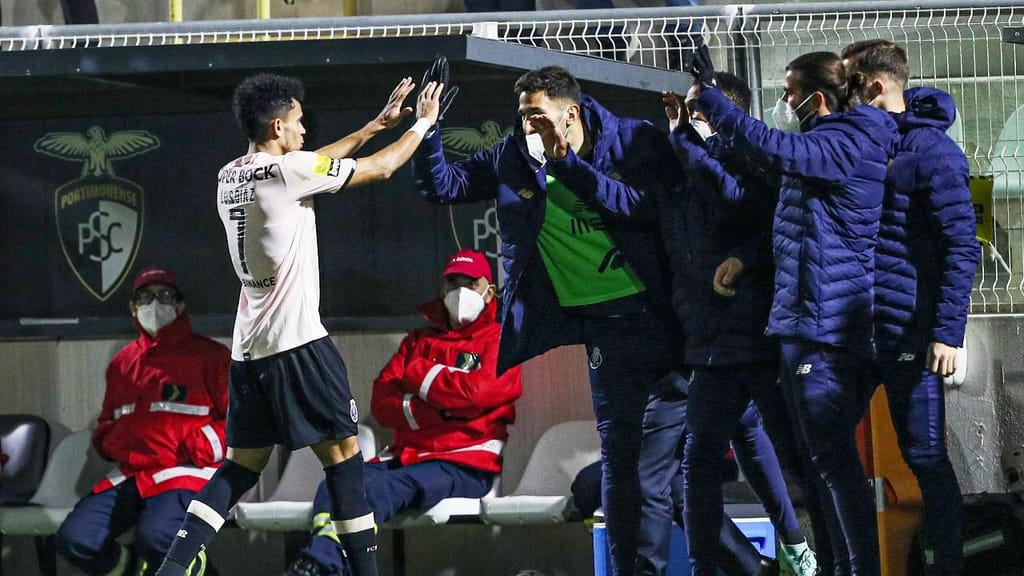 Luis Díaz cumprimenta Grujic após o 0-1 no Portimonense-FC Porto (Lusa)