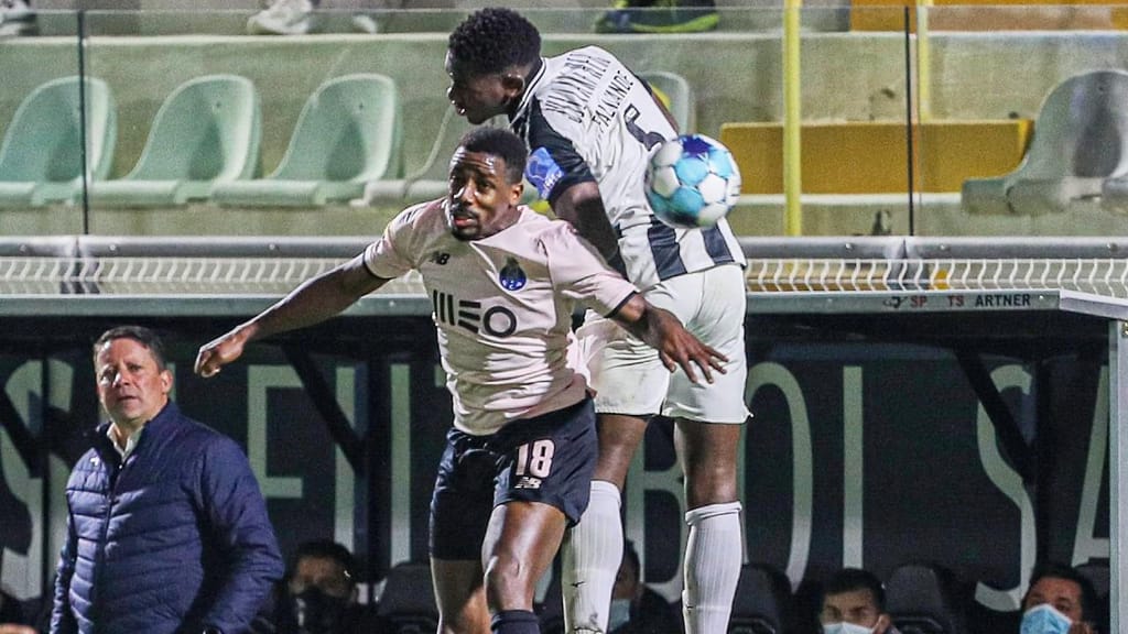 Fali Candé e Manafá no Portimonense-FC Porto, perante o olhar de Paulo Sérgio (Lusa)