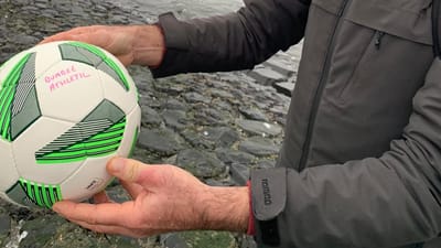Incrível: bola rematada na Escócia encontrada em praia nos Países Baixos - TVI