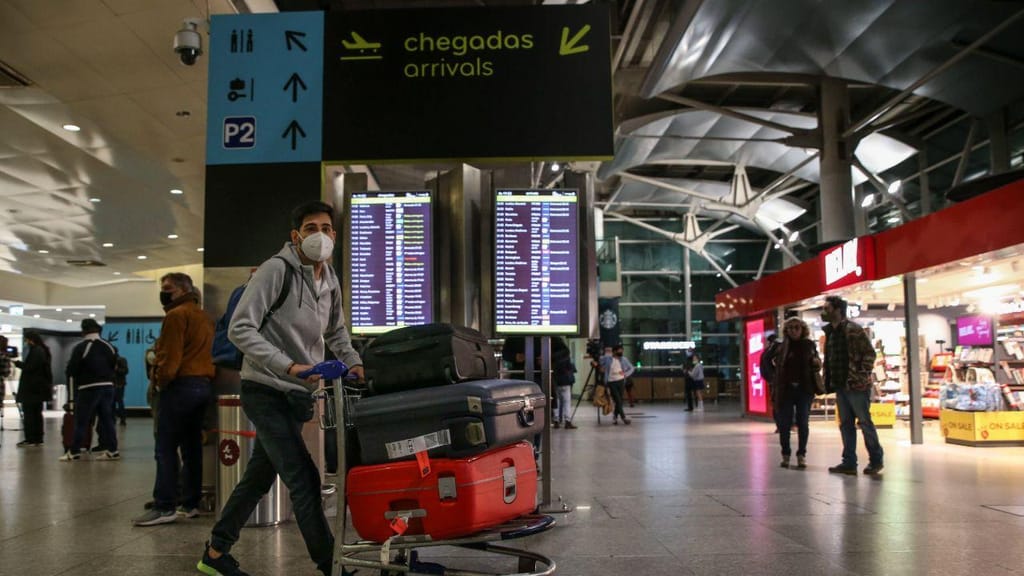 Passageiros chegam ao aeroporto de Lisboa (Manuel de Almeida/Lusa)