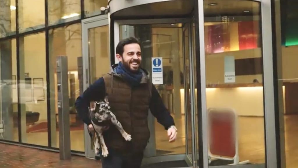 Bernardo Silva a passear o cão (Manchester City)