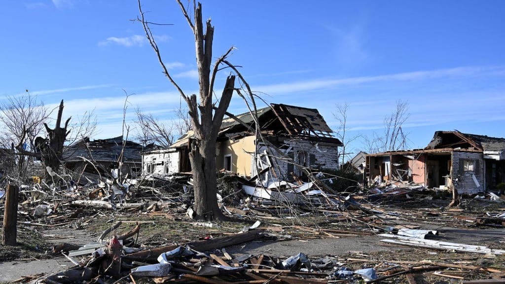 O impressionante rasto de destruição deixado pelos tornados nos EUA