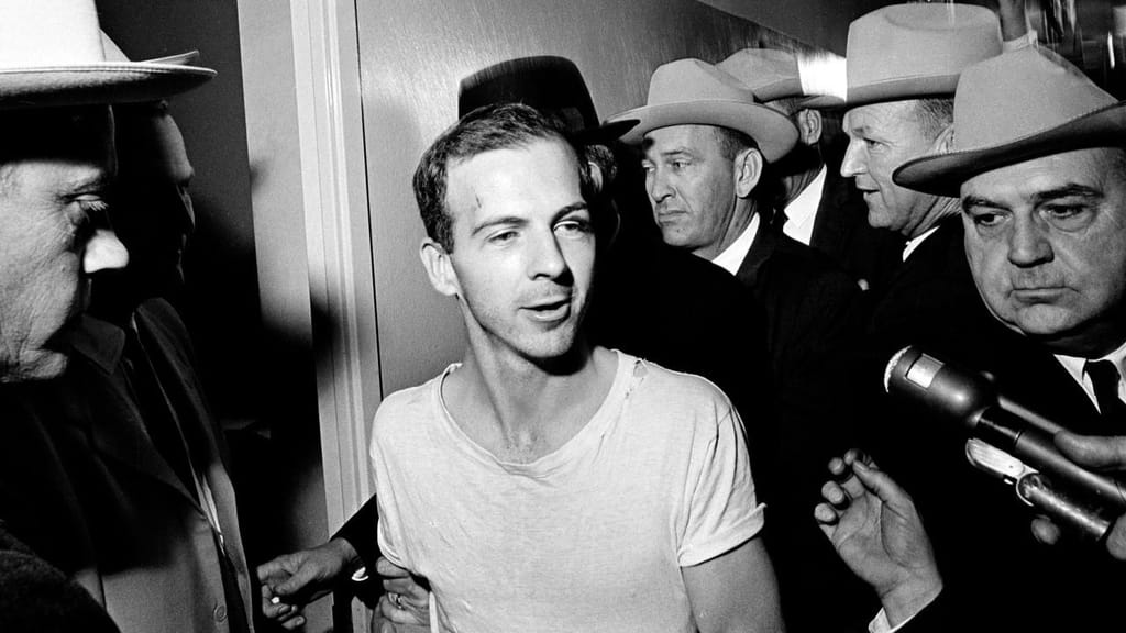 Lee Harvey Oswald, o homicida de JFK, após a detenção em 1963 Foto: AP