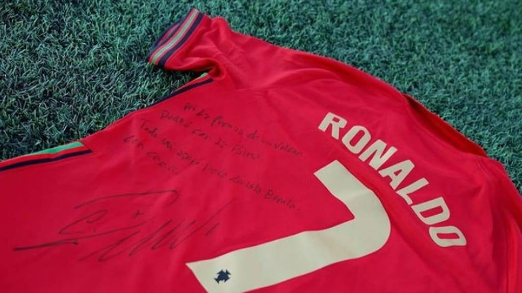 Camisola doada por Ronaldo (rectArquitectos/Instagram)