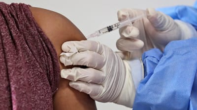 Covid-19: autoagendamento para vacinação aberto para pessoas com mais de 55 anos - TVI