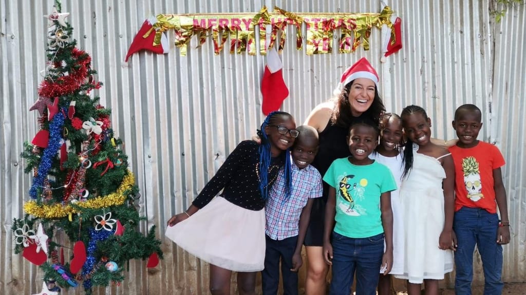 Marta Baeta com as crianças a desejarem um bom Natal