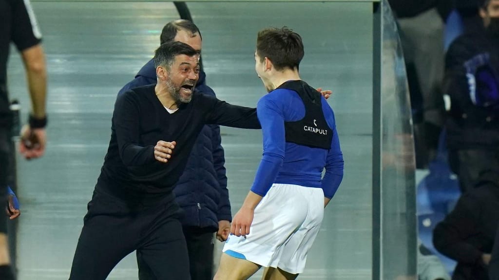 Sérgio Conceição e Francisco Conceição abraçados após o 2-3 final no Estoril-FC Porto (Getty Images)
