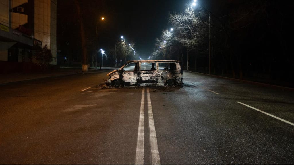 Carro da polícia incendiado durante protestos no Cazaquistão