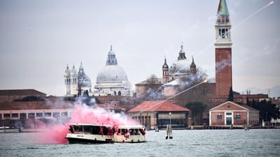 VÍDEO: a 'batalha naval' entre tifosi do Veneza e do Milan no Adriático - TVI