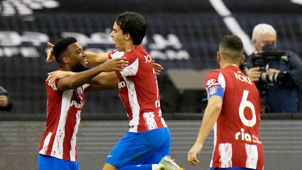 João Félix festeja com Thomas Lemar e Koke o 1-0 no Atlético Madrid-Athletic Bilbao, da Supertaça espanhola (Hassan Ammar/AP) 