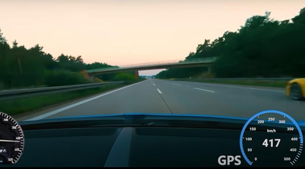 Radim Passer acelera no Bugatti Chiron (captura YouTube)