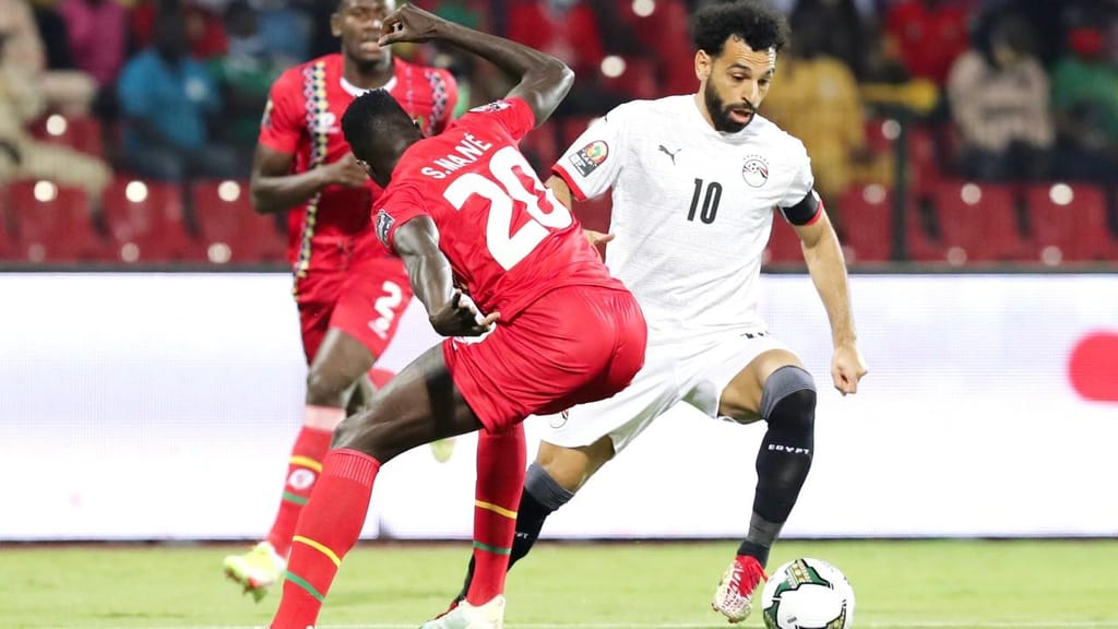 Mohamed Salah em duelo com Sori Mané, jogador do Moreirense, no Guiné Bissau-Egito, da CAN (AP)