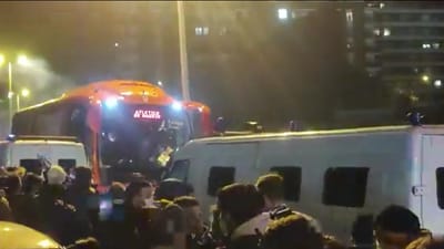 VÍDEO: autocarro do Atlético de Madrid atacado na chegada ao estádio - TVI
