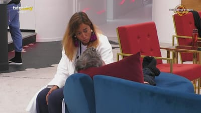Liliana dá carinho a Bruno - Big Brother