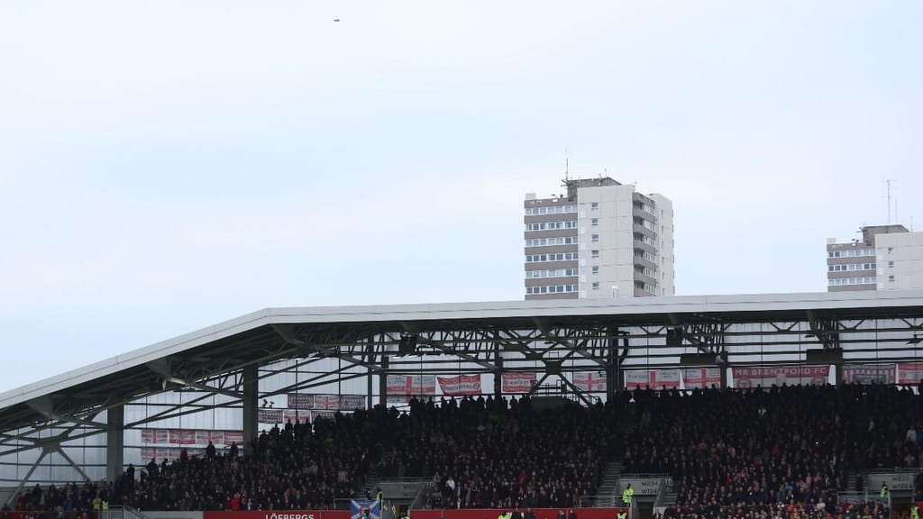 Brentford-Wolverhampton foi interrompido na primeira parte devido a drone que pairou acima do estádio (Ian Walton/AP)