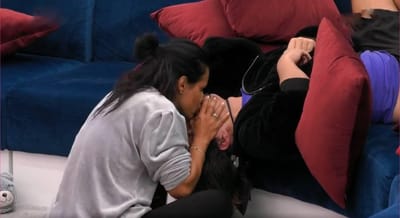 Jaciara rouba beijo a Kasha - Big Brother