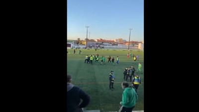 VÍDEO: jogo da AF Porto acaba com agressões, carga policial e uma detenção - TVI