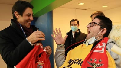 VÍDEO: adepto tetraplégico do Benfica cumpre sonho de 20 anos - TVI