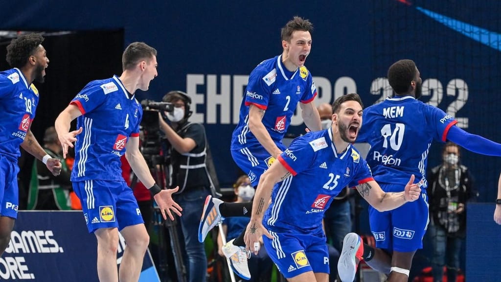 França festeja vitória sobre a Dinamarca que valeu passagem às meias-finais do Europeu de andebol (Tibor Illyes/EPA)