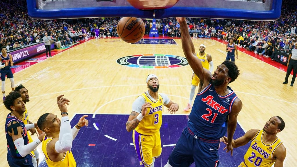 Joel Embiid a afundar no duelo entre os Philadelpha 76ers e os Los Angeles Lakers