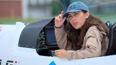 A jovem que se tornou a mais nova de sempre a dar a volta ao mundo de avião sozinha - TVI