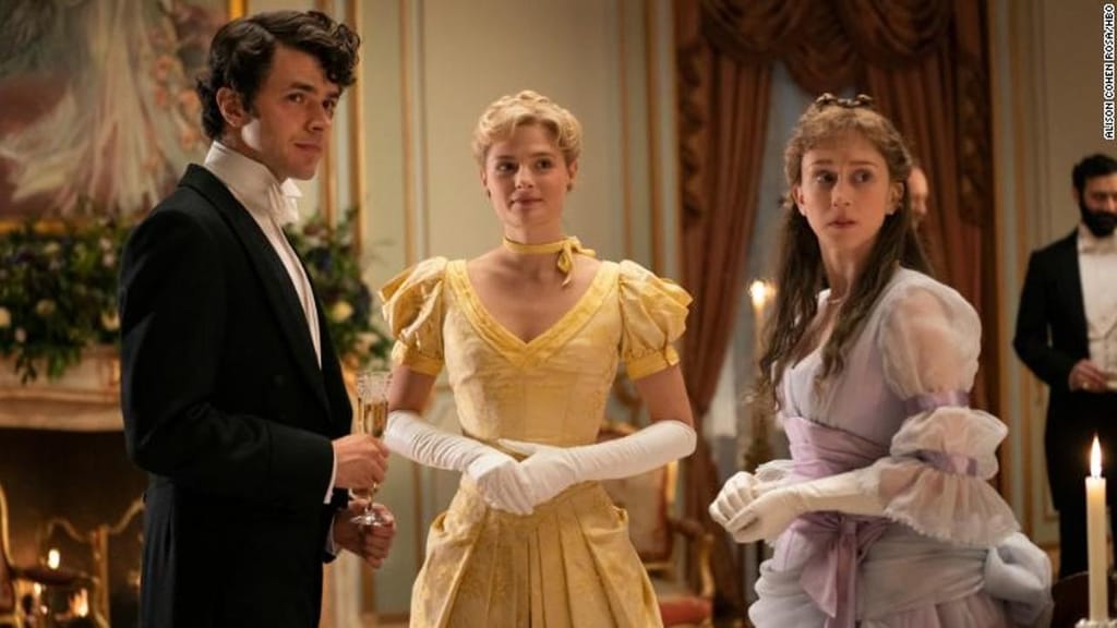 Harry Richardson, Louisa Jacobson e Taissa Farmiga em “The Gilded Age” da HBO.
