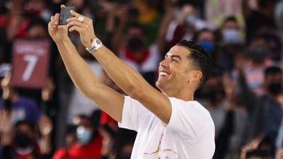 VÍDEO: Ronaldo recebido por multidão eufórica na Expo do Dubai - TVI