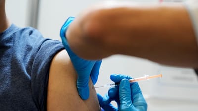 "As pessoas estão cansadas": cobertura vacinal contra a covid-19 diminuiu 10% este inverno - TVI