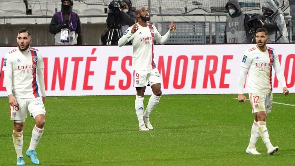 Moussa Dembélé fez o 2-1 final no Lyon-Marselha (Laurent Cipriani/AP)