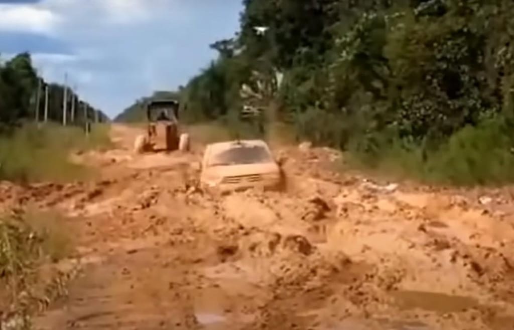 Pick-up Mitsubishi enfrenta o lamaçal (captura YouTube)