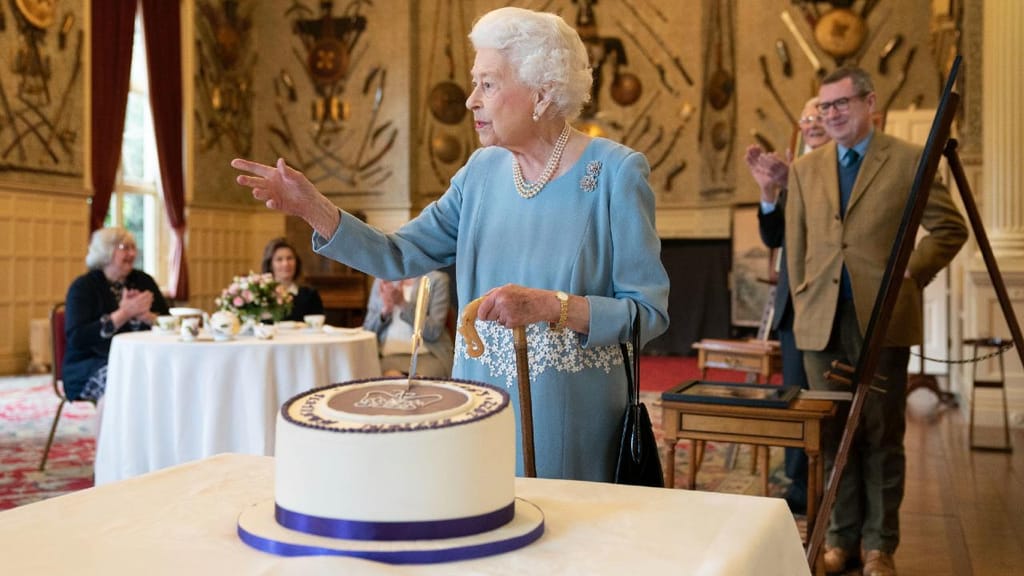 Rainha Isabel II com um bolo na véspera do jubileu (Joe Giddens/AP)