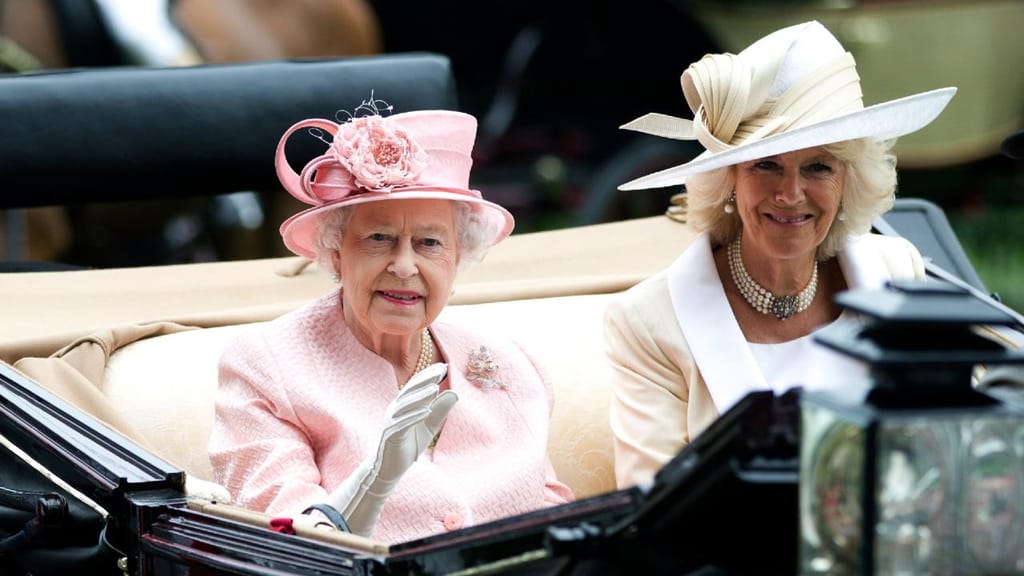 Rainha Isabel II e Camilla Parker-Bowles (Alastair Grant/AP)