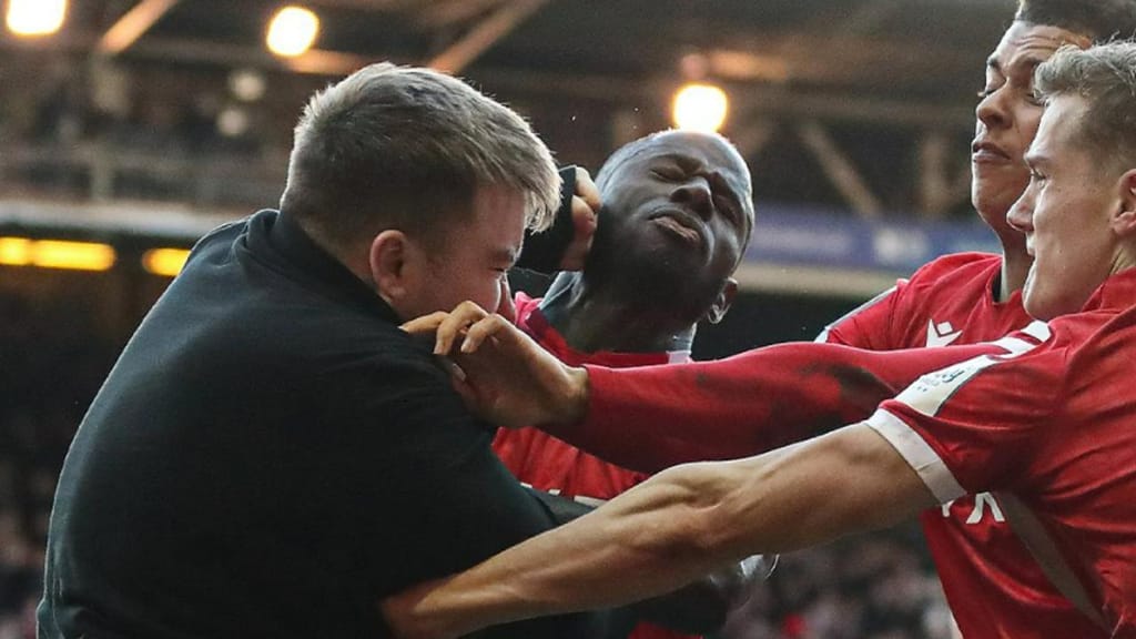 Adepto do Leicester invade relvado e agride jogadores do Nottingham (Instagram/Bleacher Report)