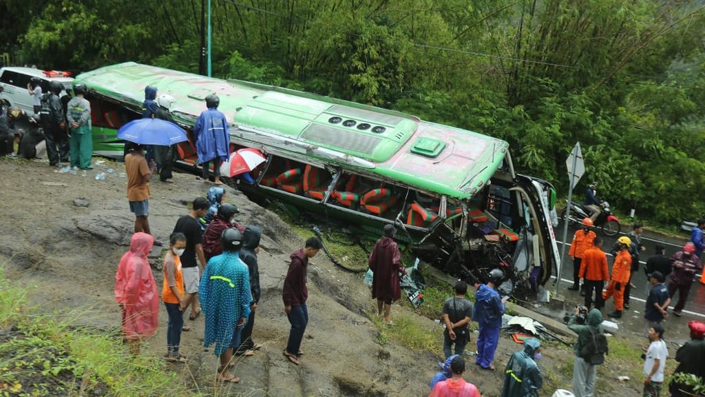 Acidente com autocarro na Indonésia faz 13 mortos