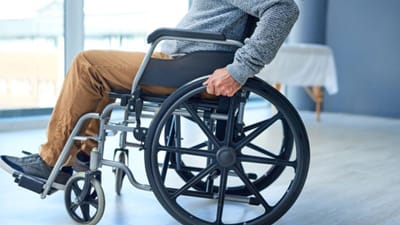 Três paraplégicos voltam a andar um dia após receberem implante inovador - TVI