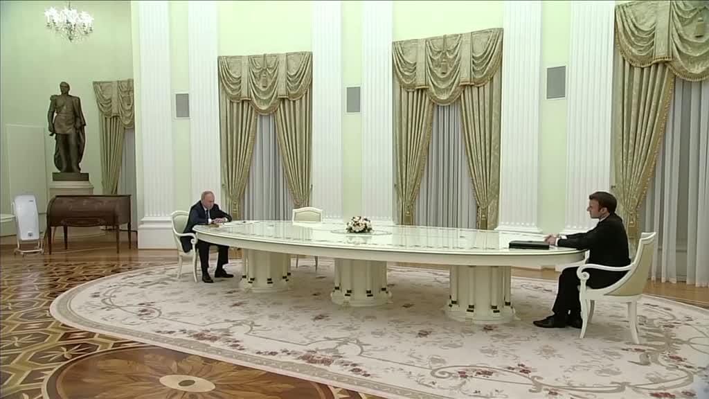 A (enorme) mesa que separou Macron e Putin em Moscovo