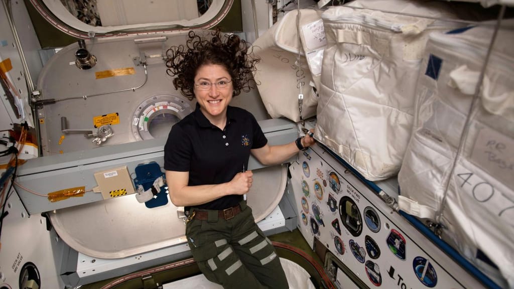 Christina Koch atingiu um recorde de 328 dias passados no espaço. Foto: NASA via AP