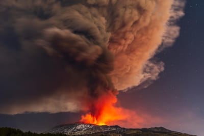 Vulcão Etna entra outra vez em erupção (e as imagens são impressionantes) - TVI