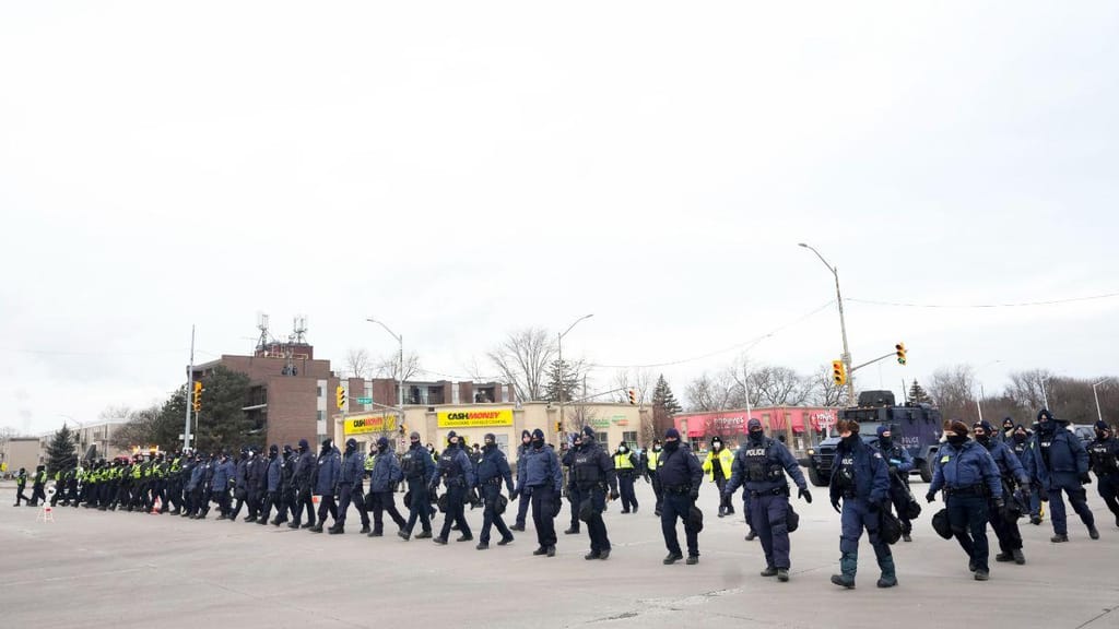 Polícia põe fim ao protesto na Ponte Ambassador, Canadá (AP)